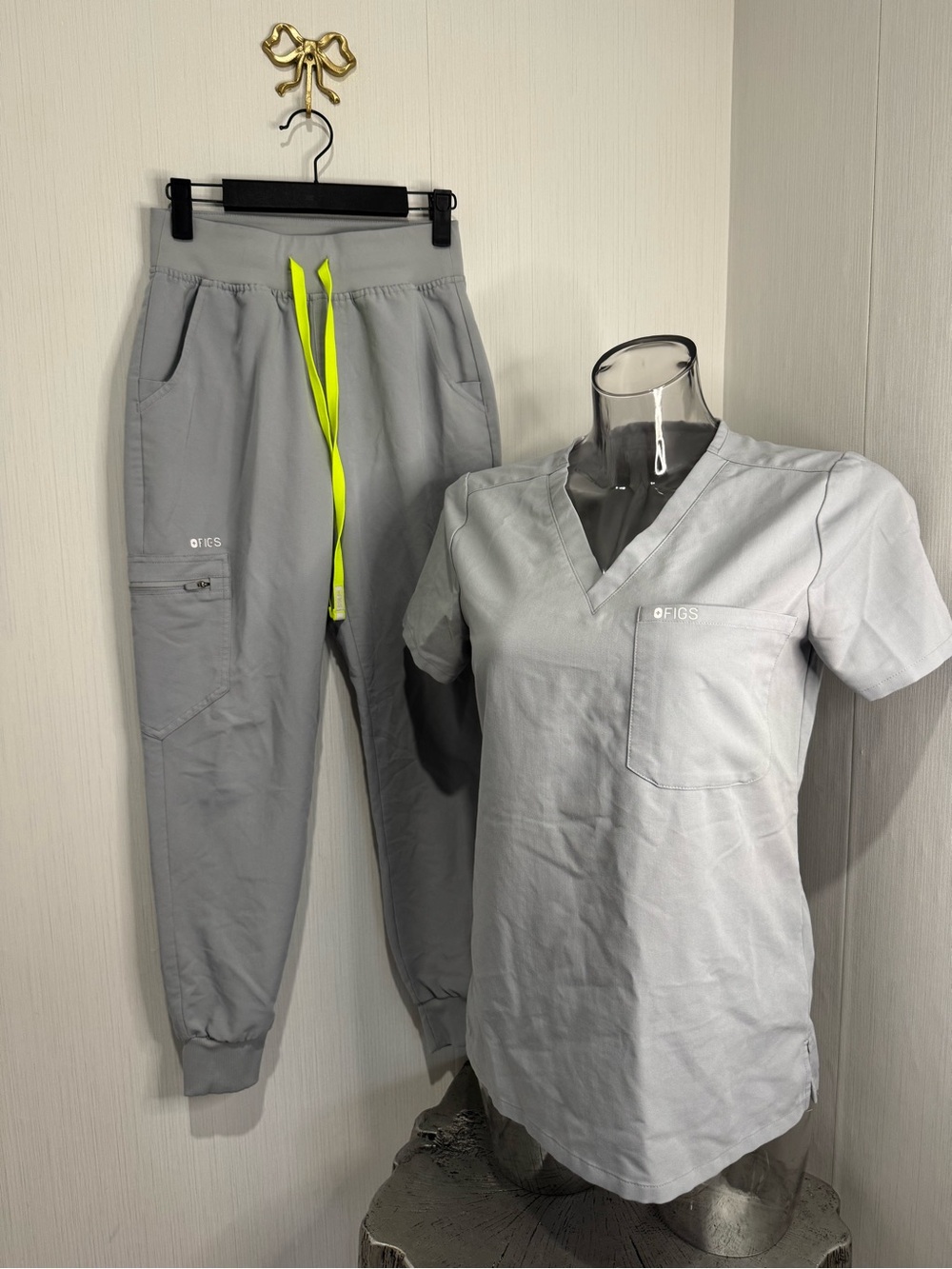 FIGS Jogger Scrub Set! Catarina Top in XS. Zamora Pants in XS Petite. Light Grey